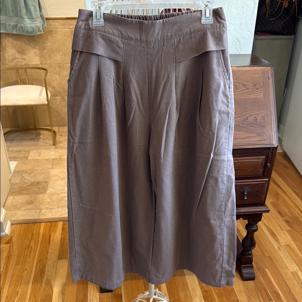 Elegant Brown linen feel Women's short flare pant